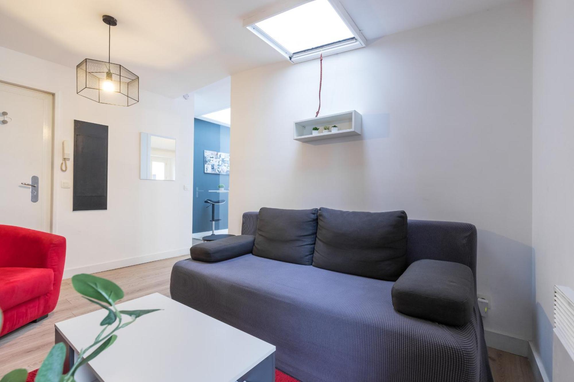 Magenta Square 1 Bdr With Ac Nice