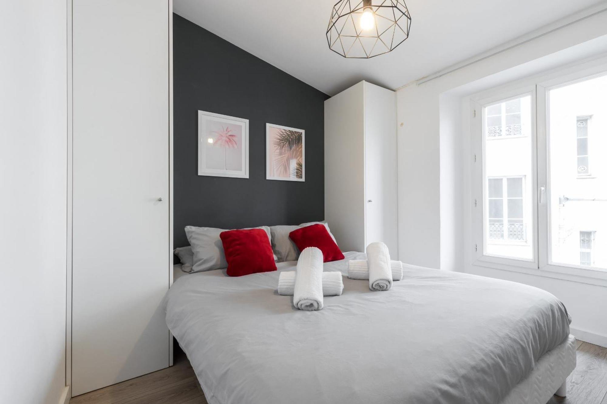 Magenta Square 1 Bdr With Ac Nice