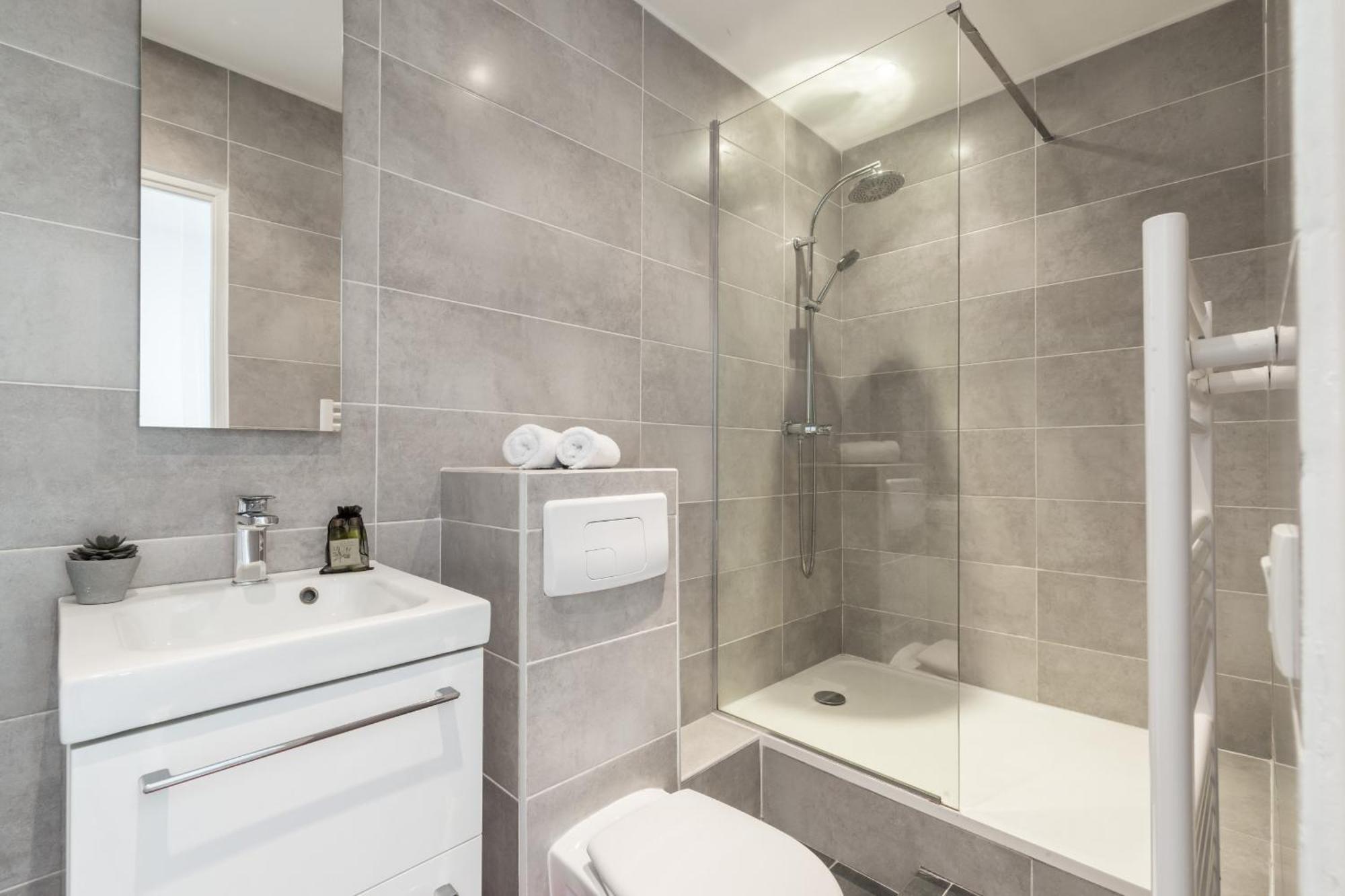 Magenta Square 1 Bdr With Ac