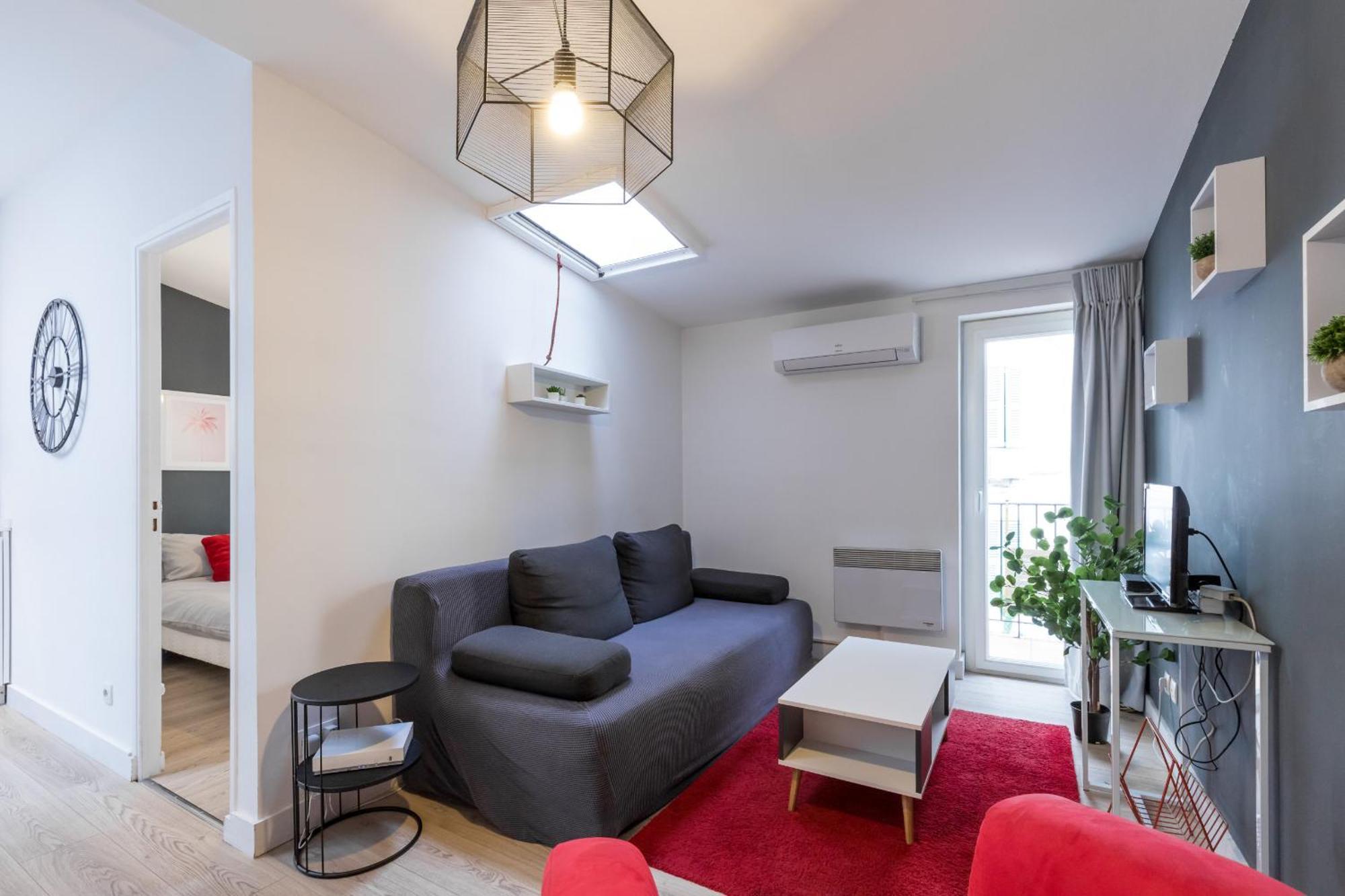 Magenta Square 1 Bdr With Ac