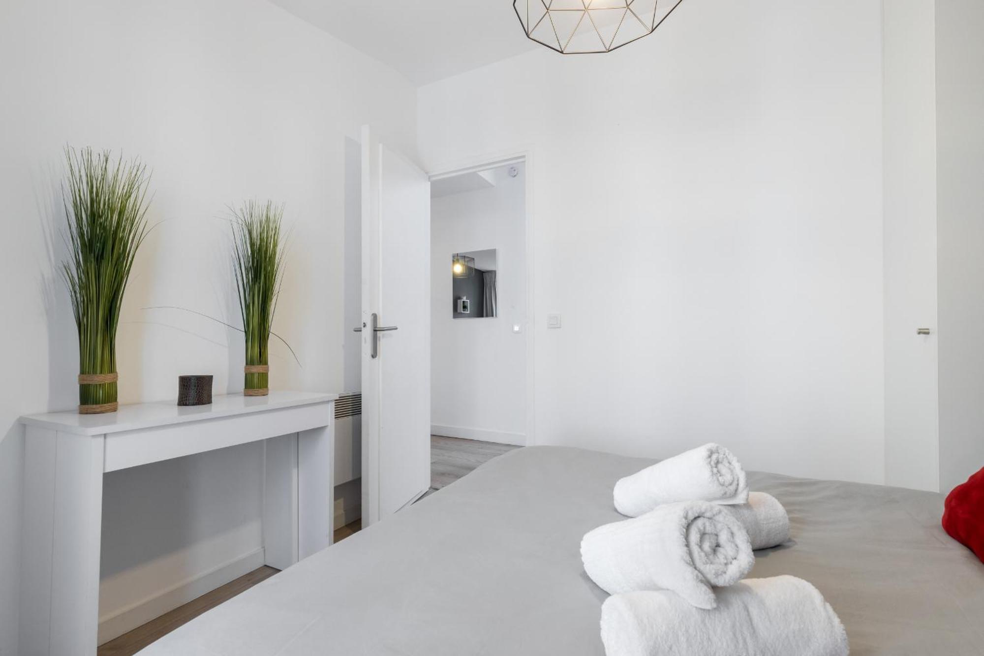 Magenta Square 1 Bdr With Ac * Nice